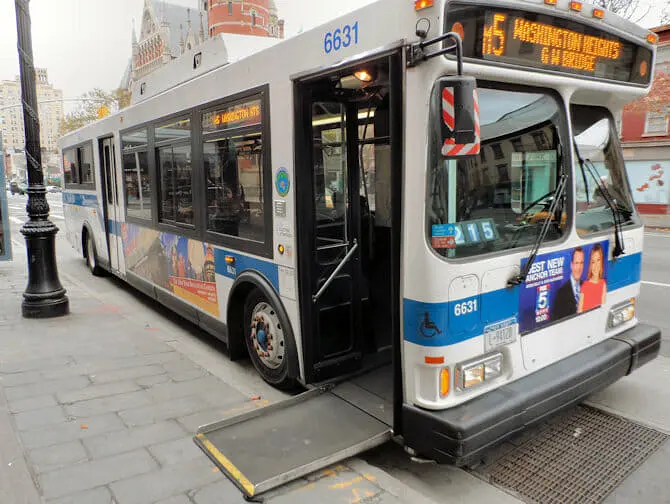 Facilités pour personnes handicapées à New York - Bus