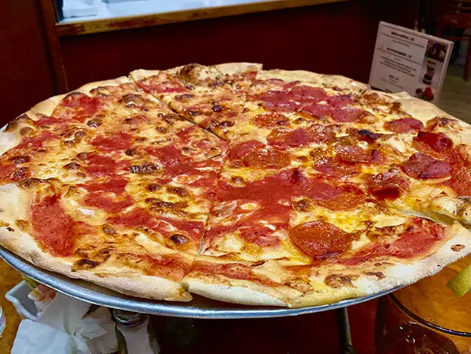 La meilleure pizza de New York - Pizza de chez John's