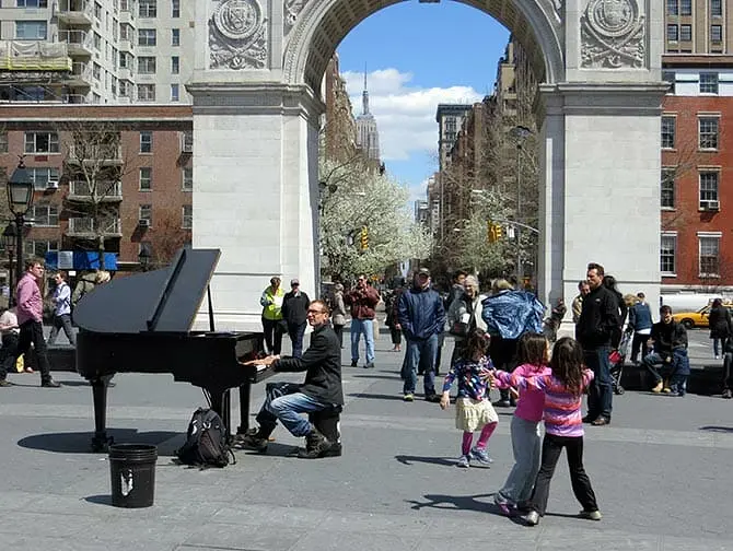 Les parcs &agrave; New York - Musique en direct dans Washington Square Park