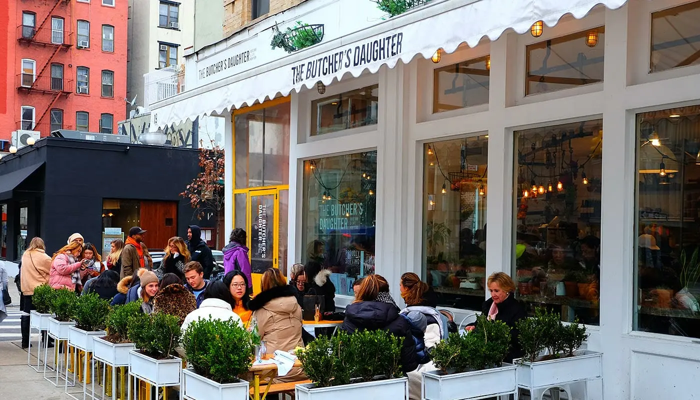 Les restaurants végétariens à New York - Terrasse de The Butcher's Daughter