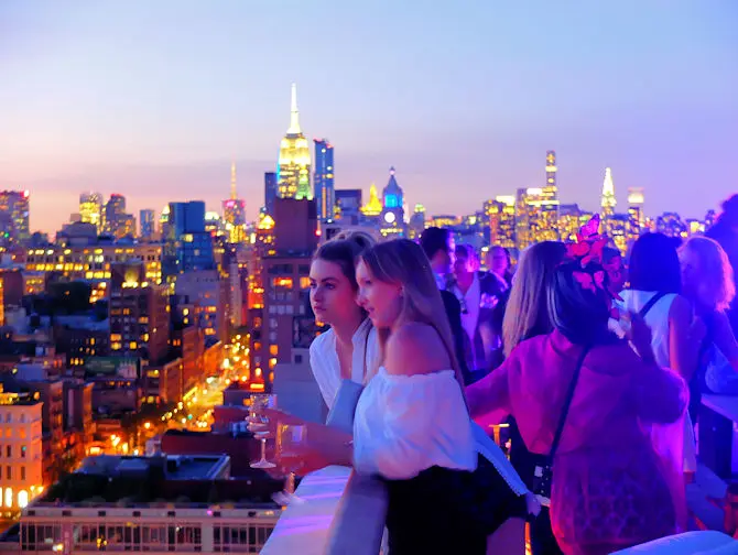 Les meilleurs Rooftop Bars de New York - Coucher du soleil &agrave; The Roof