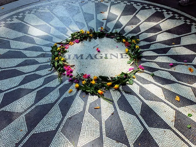 Visite guidée à pied des lieux de tournage dans Central Park - Strawberry Fields le matin Central Park