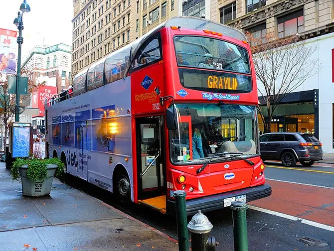 Bus touristique à New York - Gray Line bus rouge