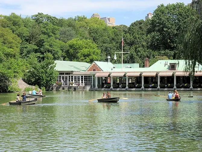 Faire un tour en barque à Central Park- The Loeb Boathouse