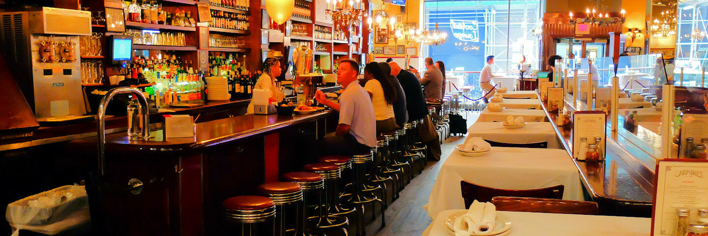 Dîner à l'intérieur des restaurants