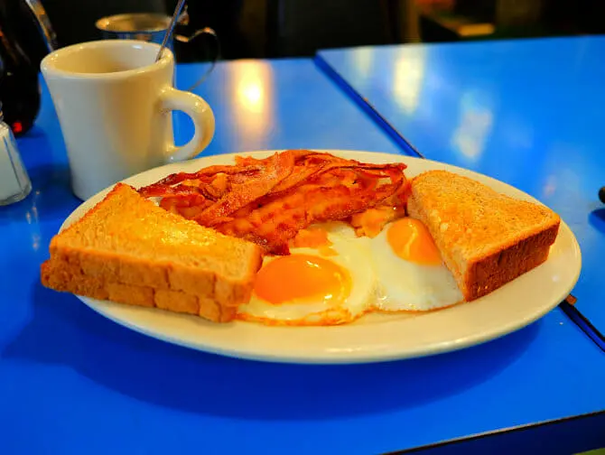 La cuisine typique des &Eacute;tats-Unis &agrave; New York - oeufs au plat