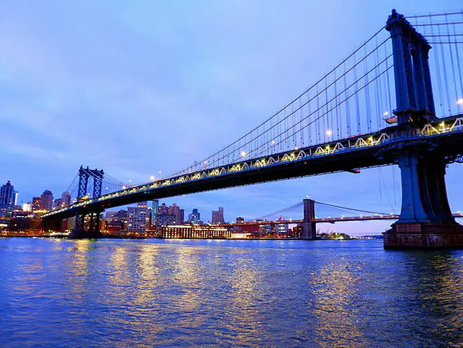 Manhattan Bridge à New York - Vue de nuit