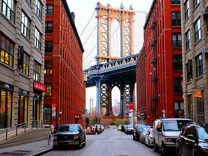 Manhattan Bridge à New York - Vue avec l'Empire State Building