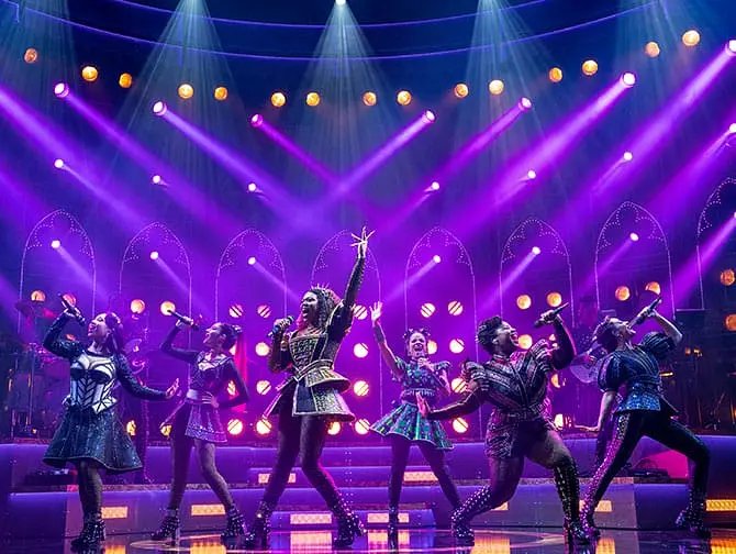 Billets pour SIX à Broadway - La scène