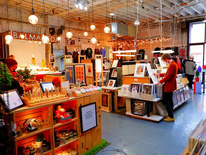 Artists And Fleas - Intérieur