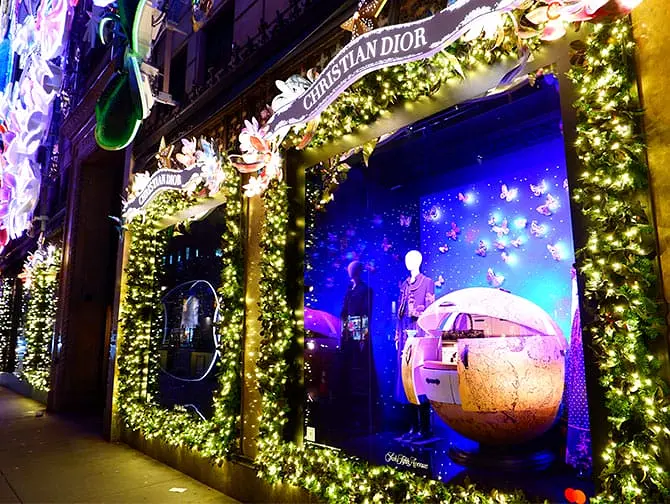 Saks Fifth Avenue Holiday Light Show à New York - Vitrines 