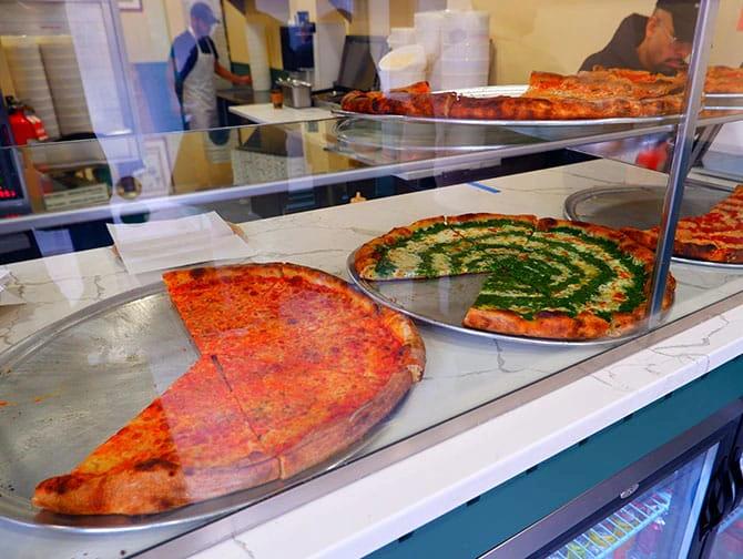 La meilleure pizza de New York - Part de pizza chez Lucia Pizza of SoHo