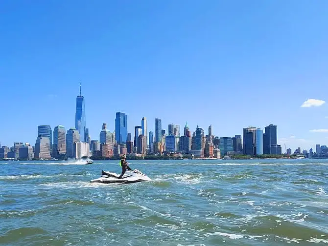 Faire du jet-ski à New York - Vue sur la skyline