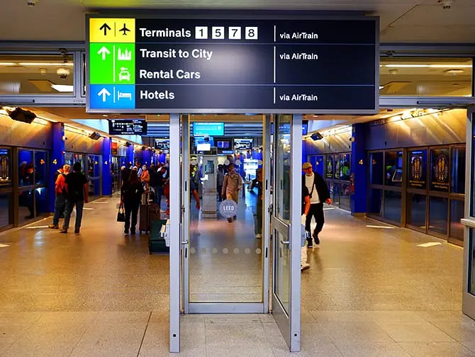 JFK AirTrain à New York - Panneaux