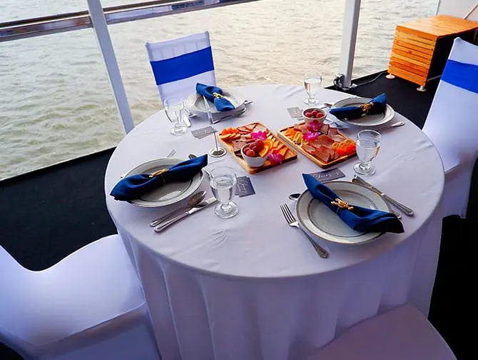Dîner-croisière à Manhattan - Dîner en plusieurs services