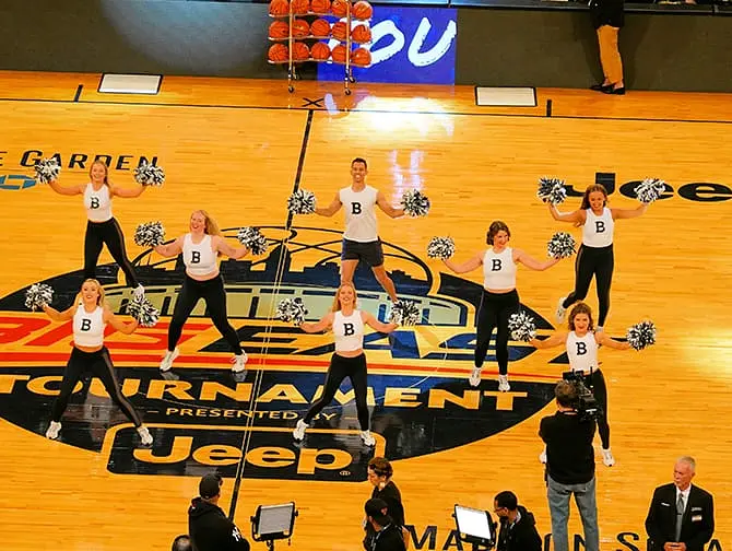 Basket universitaire à New York - Pom pom girls