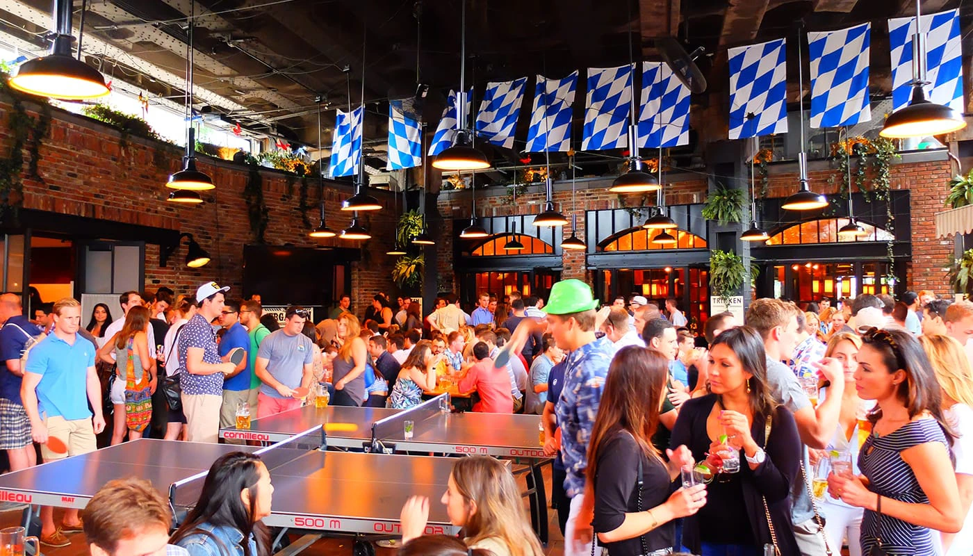 Meilleures bo&icirc;tes de nuit &agrave; New York - The Standard Biergarten