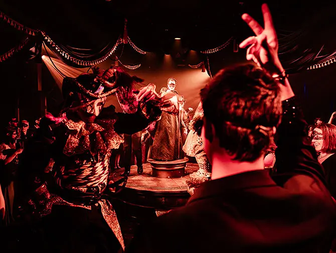 Billets pour Masquerade à Broadway - Traverser le spectacle