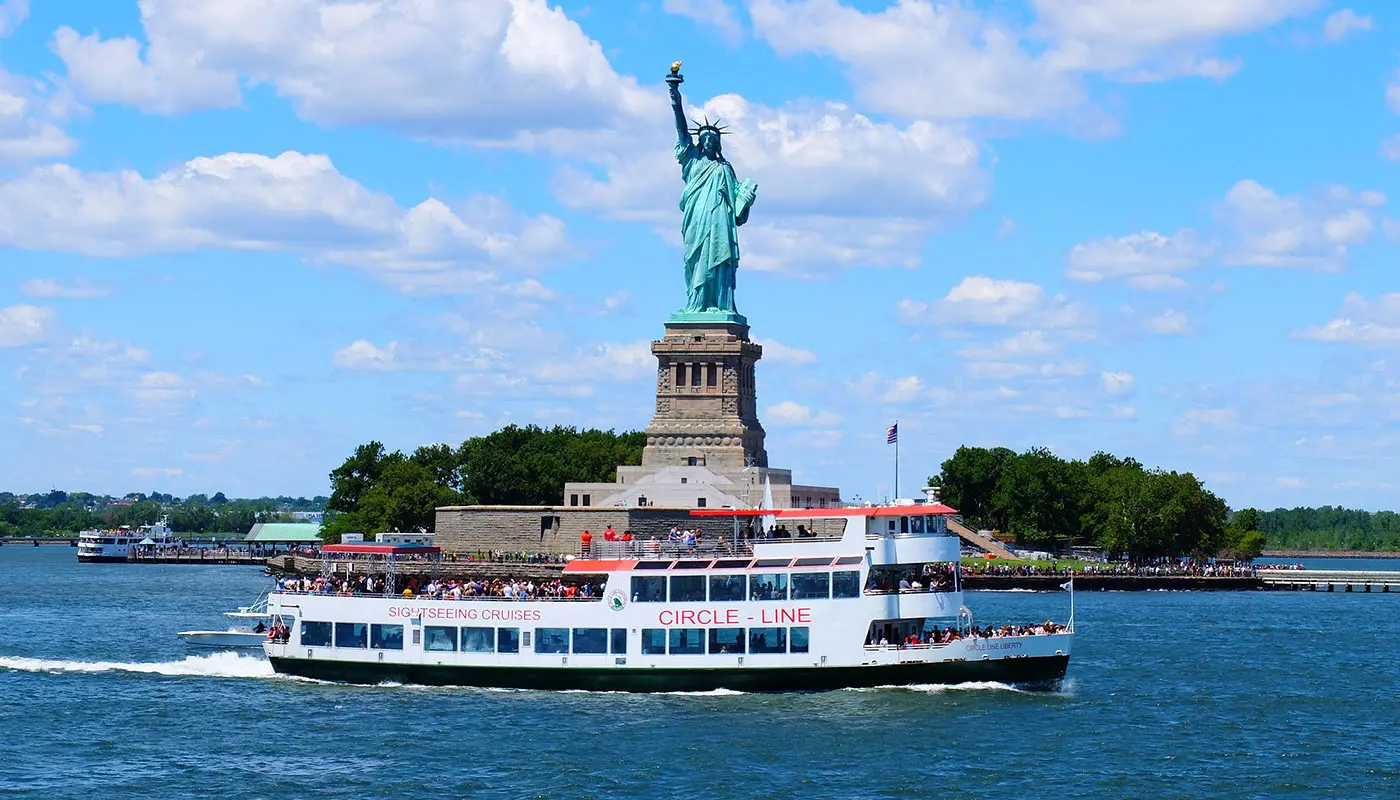 Visiter New York en 4 jours - Croisière touristique pour admirer la Statue de la Liberté de près